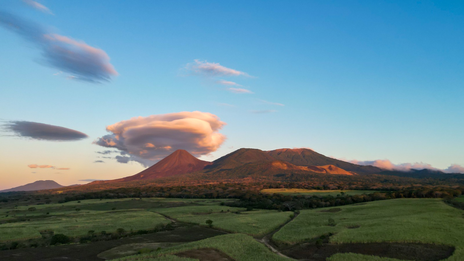La Rosa y los tres volcanes