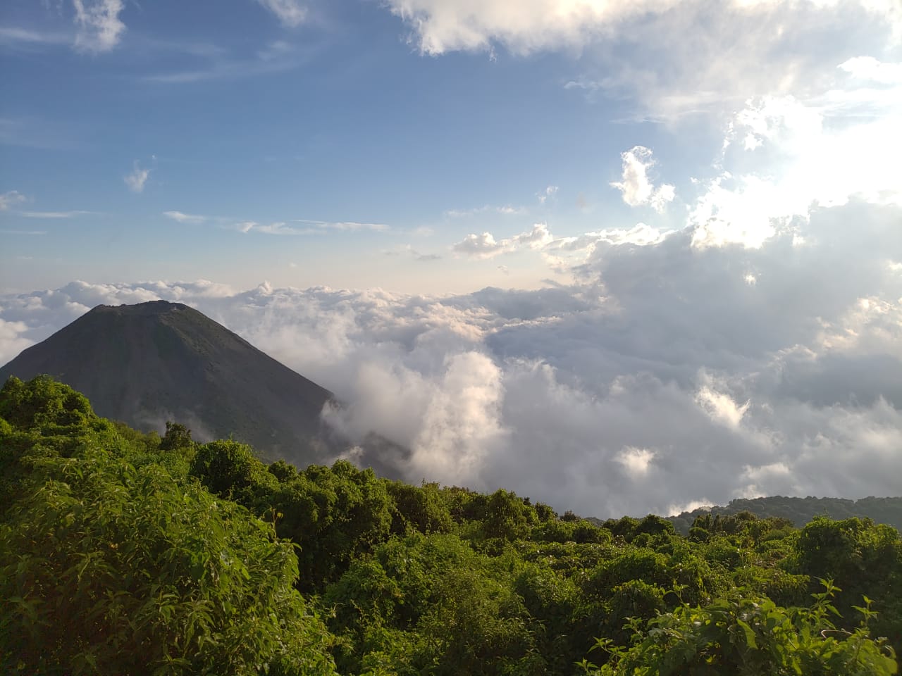 La Rosa y los tres volcanes